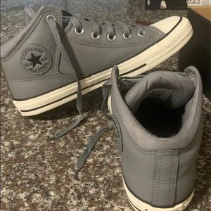 Converse men’s/ladies mid top sneakers size 6/8